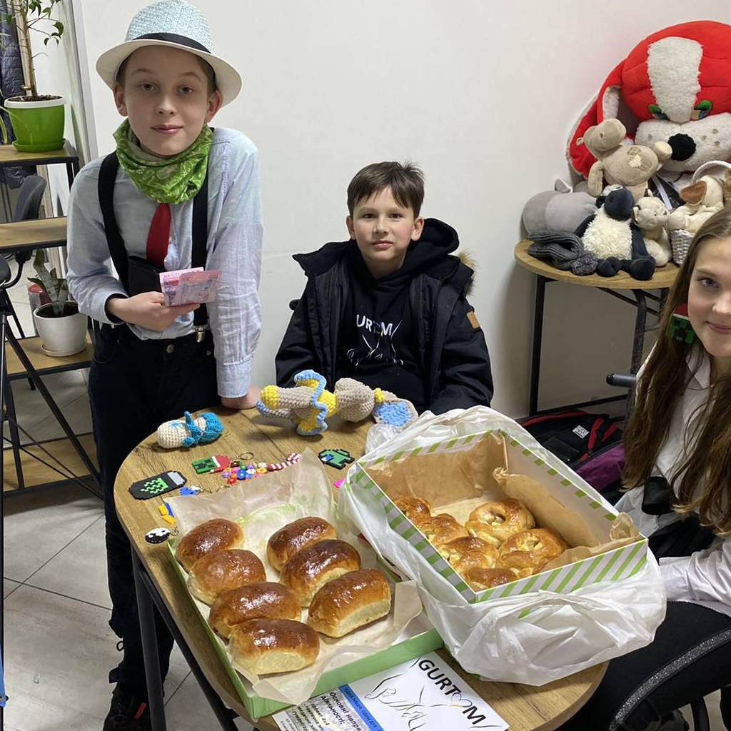 Благодійний ярмарок на підтримку збору коштів на зимові берці для бійців з передової