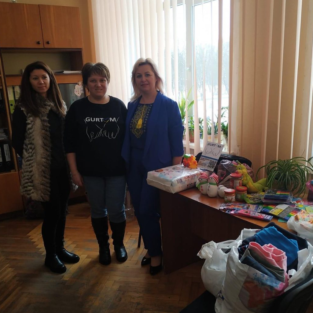 Дякуємо адміністрації, педагогам, учням та батькам школи №13 ім. І. Хитриченка м. Києва за зібрані речі та смаколики