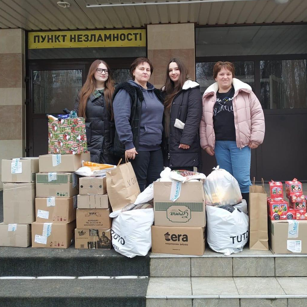 Калейдоскоп подарунків для дітей до новорічних свят на деокупованих територіях продовжується