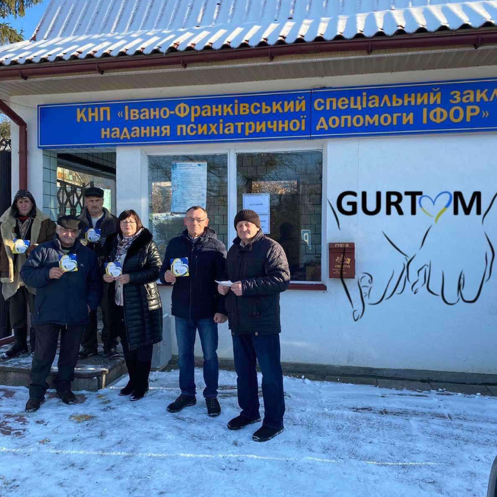 У День Святого Миколая, наш волонтер зі Львову – Любомир Петровський, доставив гуманітарну допомогу в лікарню – с. Підмихайливці, Івано- Франківська обл