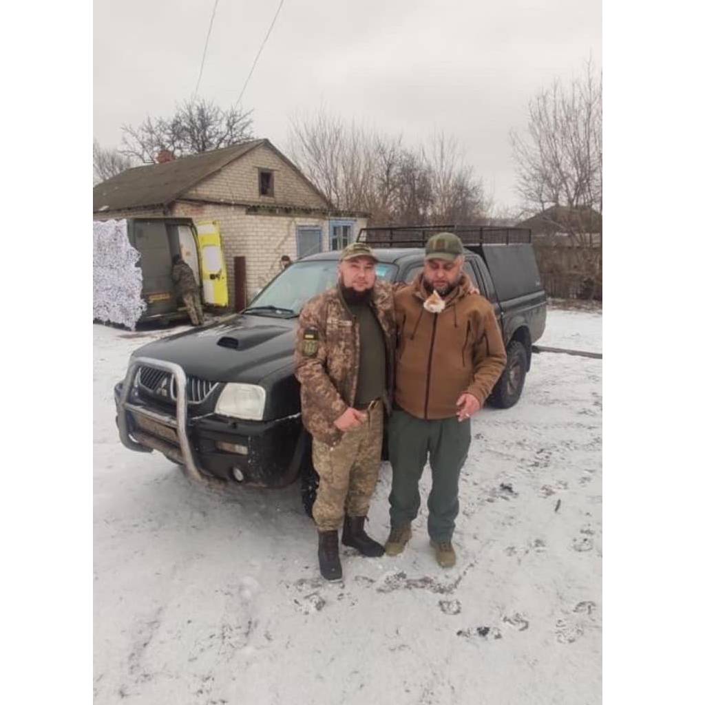 Наші Львівські волонтери  Любомир Петровський та Андрій Онищенко зустріли та передали авто, що прибуло від ірландських благодійників на Східний напрямок!