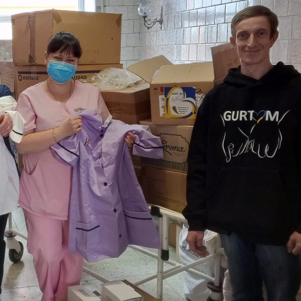 Відвідали Київську міську клінічну лікарню №18. Передали в відділення проктології спеціалізовані медичні витратні матеріали для важких пацієнтів, зокрема: