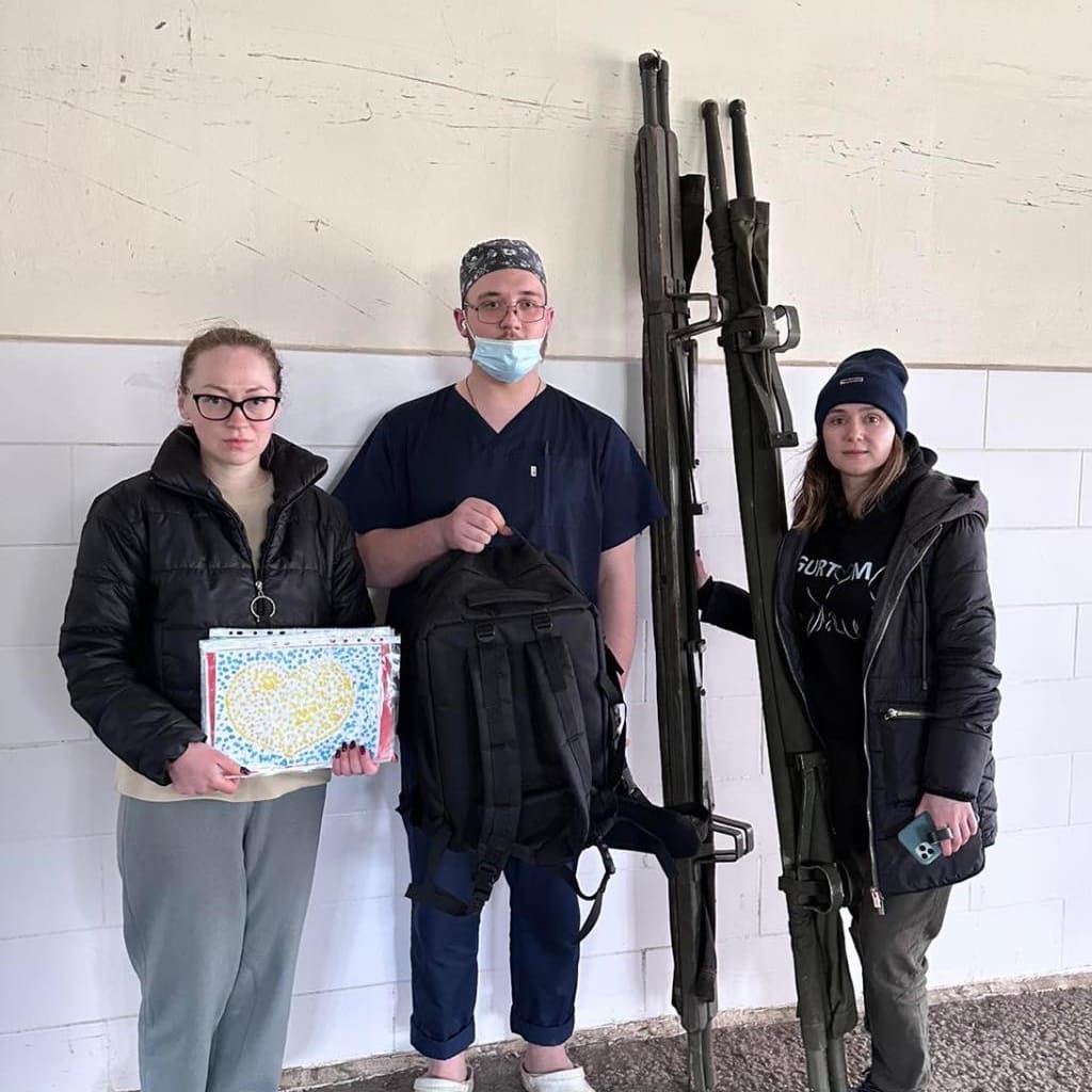 Також на своєму зворотньому шляху відвідали лікарню, яка однією з перших приймає поранених з поля бою.