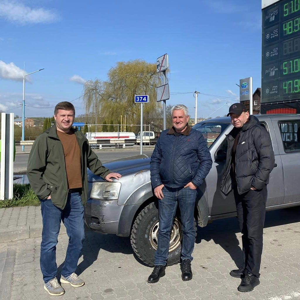 Ще плюс два повнопривідних авто в нашій скарбниці досягнень. Привезли в Україну два автомобіля марки Ford Ranger – потужні залізні коні на передову.