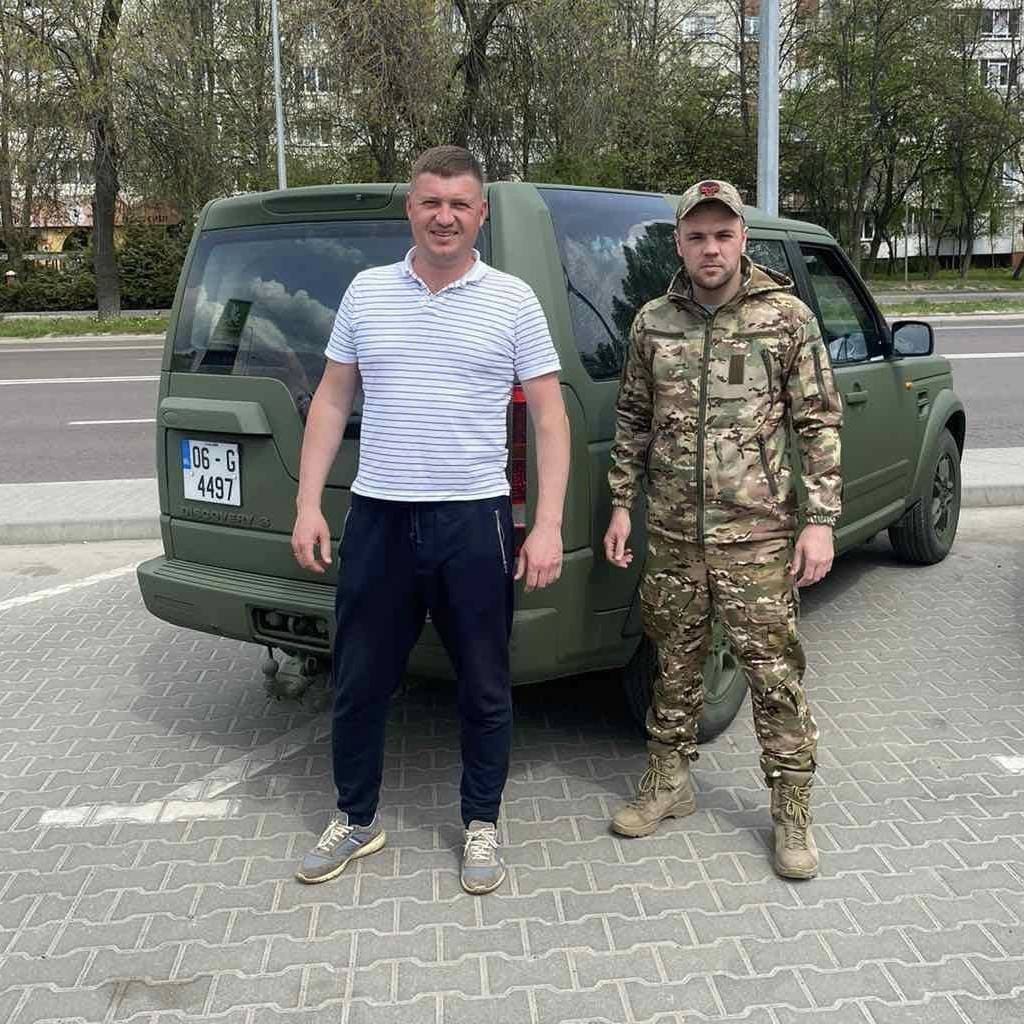 Передали два повнопривідних авто наповнені подарунками для наших Захисників –  Східний напрямок.