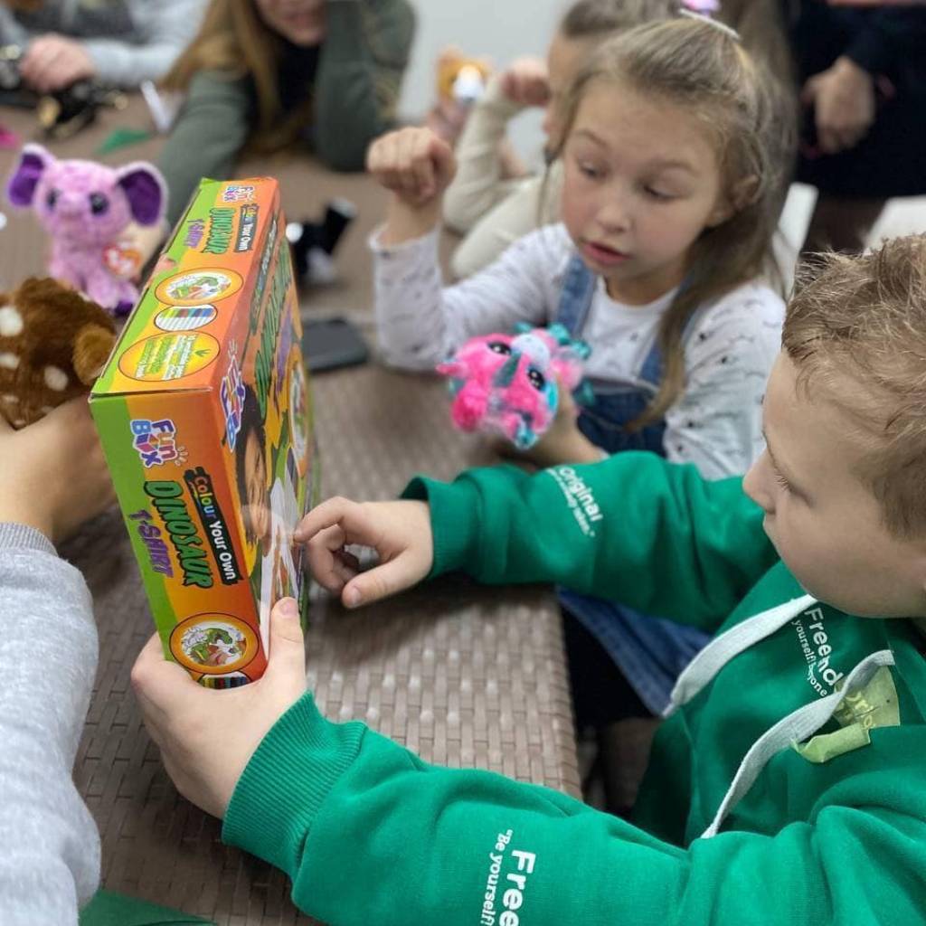 Update: отримали фото з м. Запоріжжя, куди нами було відправлено іграшки для діток, які постраждали від російської агресії, та втратили одного з членів сім’ї.