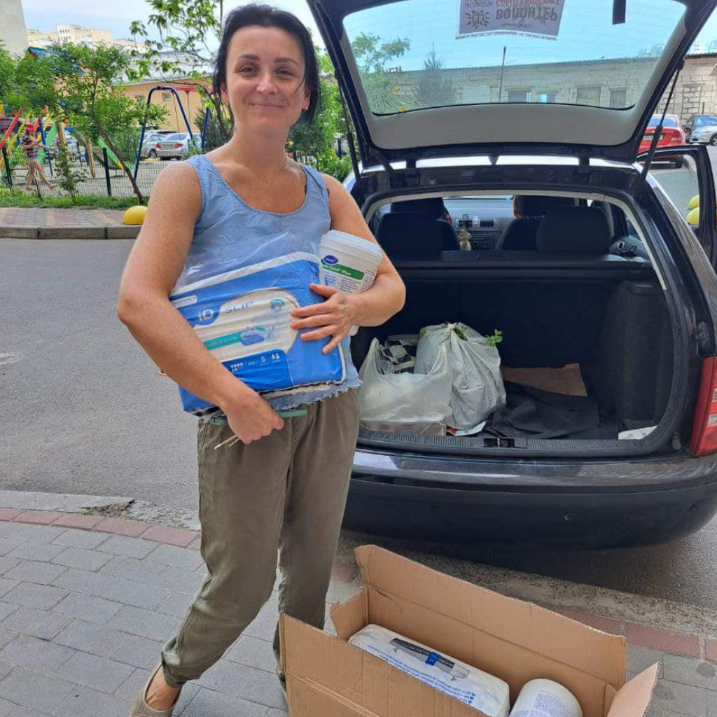 Передали підгузки для дорослих, урологічні пелюшки та вологі серветки людям похилого віку.