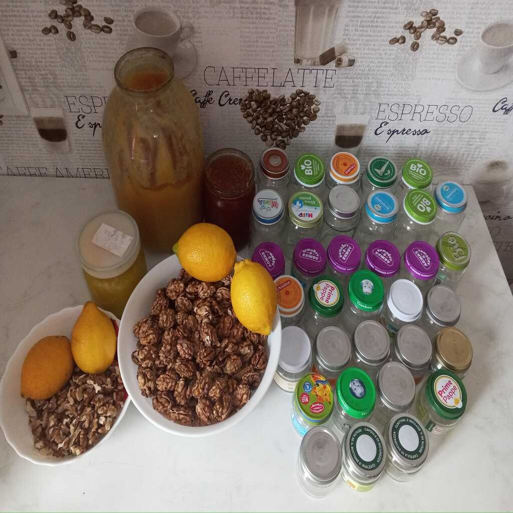 Сьогодні знову робили чудові баночки з горішками медом і лимоном.