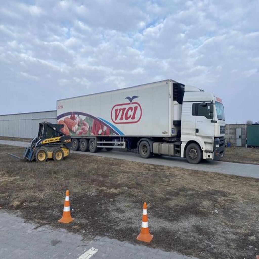 + 1  фура  з гуманітарною допомогою з Ірландії в Броварах!