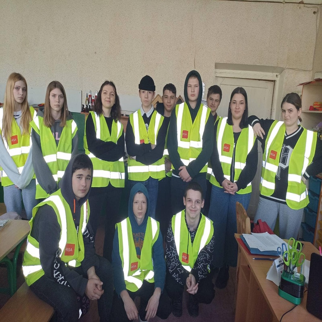 Доставили 500 шт. світловідбиваючих жилетів до Броварської школи 6.