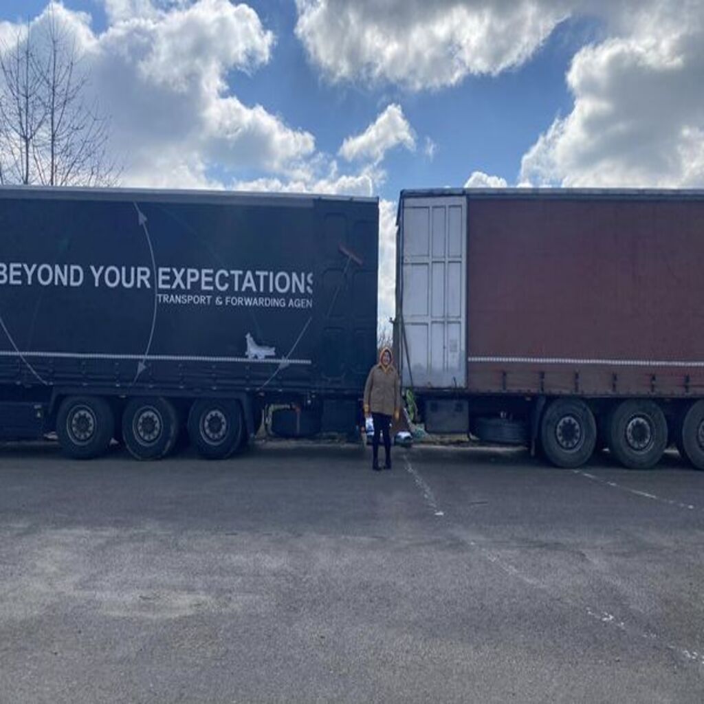 05.04.2023 р. зустріли в Перемишлі 2 фури з гуманітарною допомогою в тому числі повнопривідний автомобіль марки Ford та Ford мінібус.