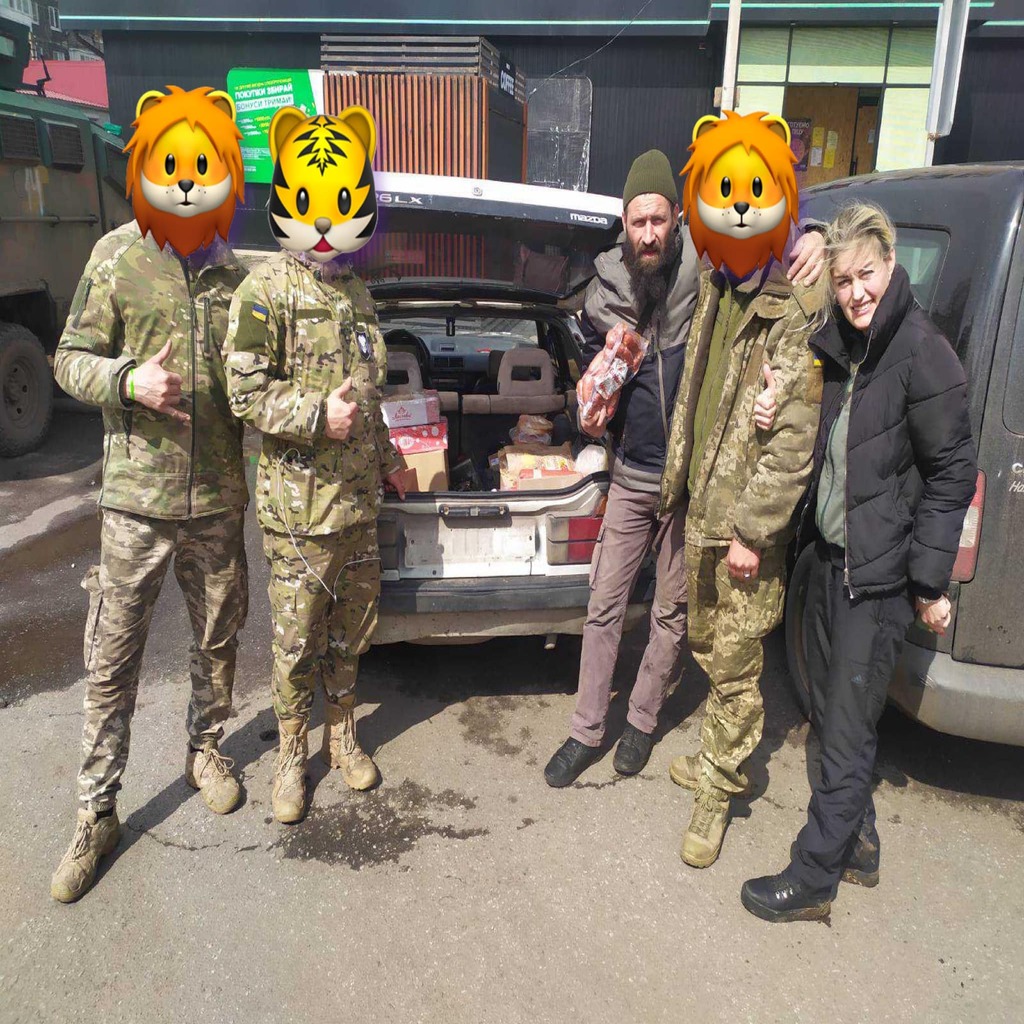 Везли для хлопців повну машину смаколиків та дуже корисних речей: