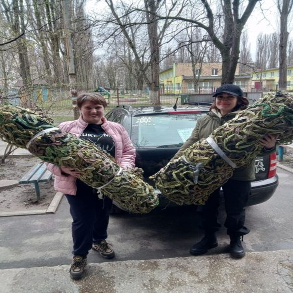 Велика волонтерська родина в черговий раз злагоджено допомагає один одному.