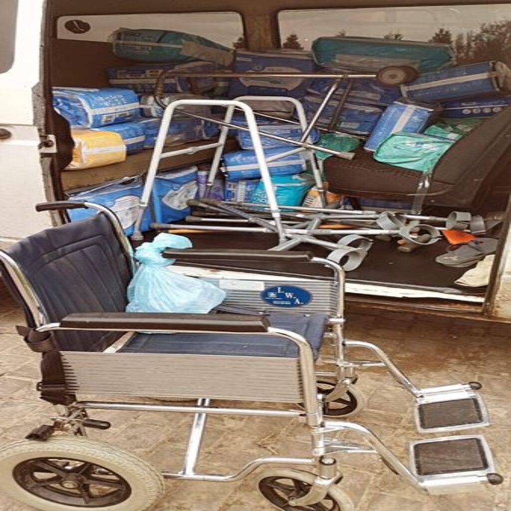 Передали  людям з обмеженими фізичними можливостями дорослі підгузки, урологічні пелюшки, милиці, ходунки та інавалідний візок.