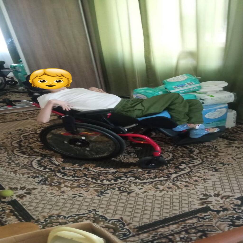 Передали інвалідний візок та підгузки мешканцям Броварського району, які потребували допомоги.