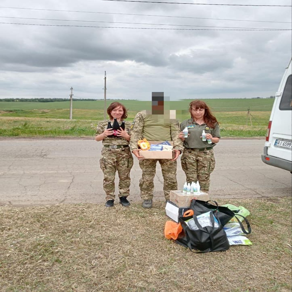 На зворотньому шляху з Херсону та Херсонської області заїхали до військових і порадували їх посилочками!