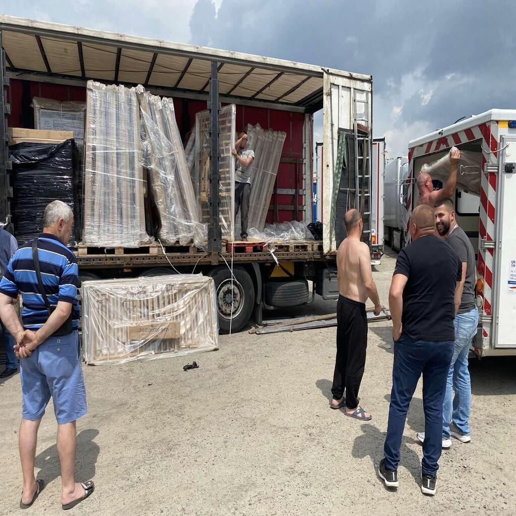 Прийняли в Україні фуру з медичними функціональними ліжками від HSE Ireland.