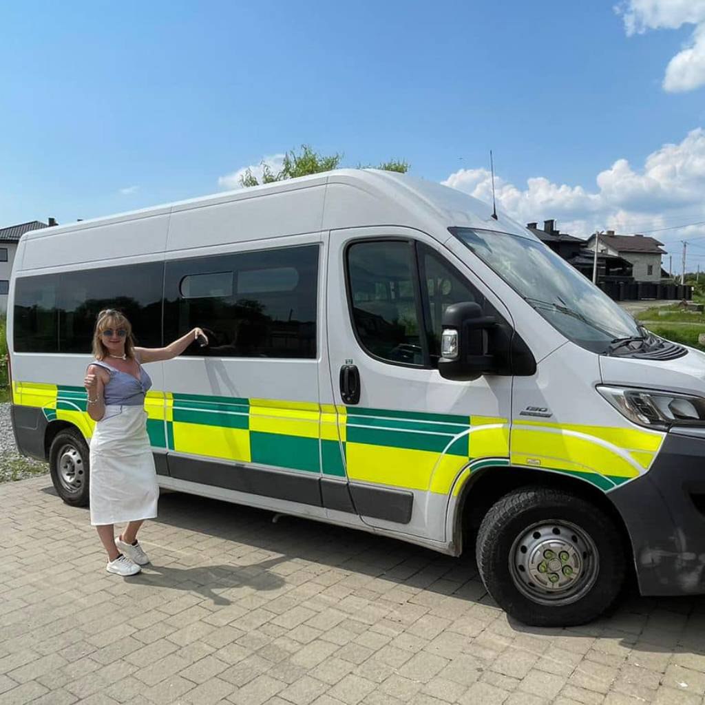 Ще одна карета швидкої допомоги примчала в Україну.