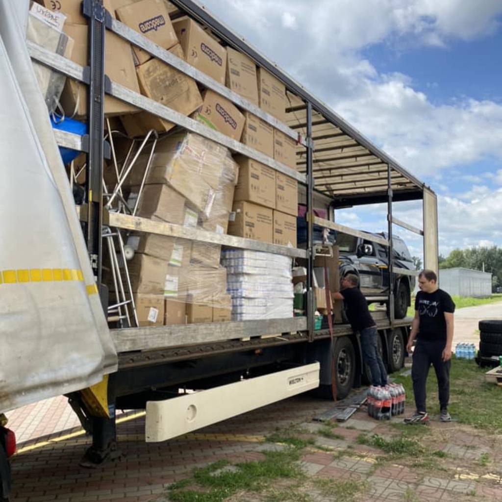 Волонтери фонду доставили фуру медичного та гуманітарного вантажу: