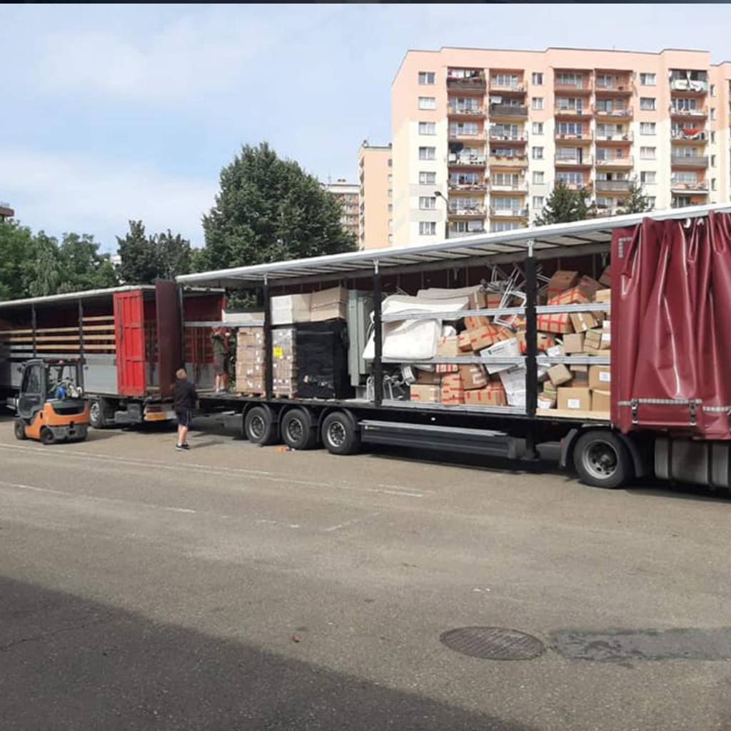 Знову прийняли в Перемишлі 2 фури запаковані під верх з гуманітарним вантажем від наших партнерів Association of Ukrainians in Republic of Ireland,Sergiy Balan.