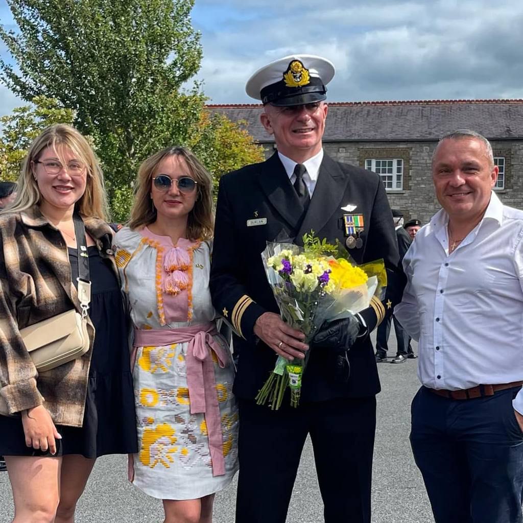 З днем народження, Martin Durcan ! Багато щасливих днів. Словами не можуть висловити глибину нашої вдячності за всю вашу допомогу і ваше велике серце.