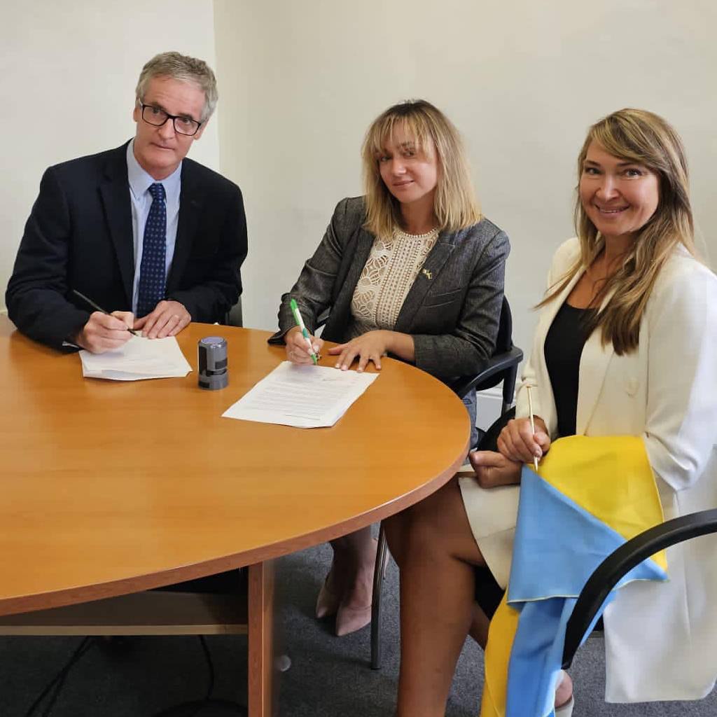 На світі є країна, де найяскравіше світить сонечко і найрясніше цвіте бузок. Це земля наших батьків, край нашого дитинства, де завжди почуваєшся вдома, — рідна  Україна.