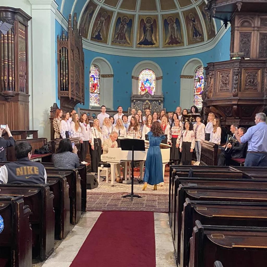 Новостворений Національний український хор в Ірландії об’єднався з автором пісень Phil Coulter ( відомий ірландський співак), щоб перезаписати одну з його найвідоміших пісень у проекті сприяння інтеграції.