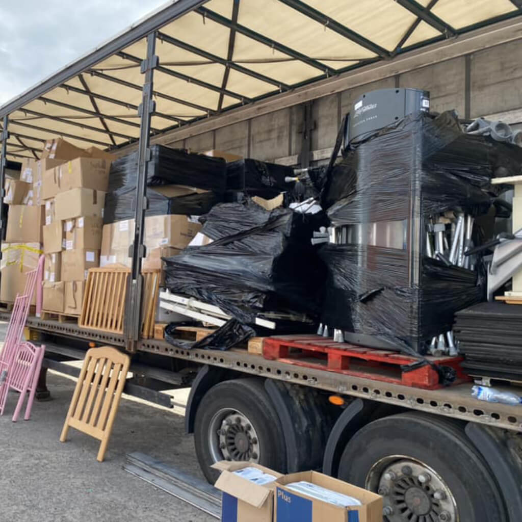 Прийняли в Україні 2 фури з гуманітарною допомогою та медичним обладнанням з Ірландії.