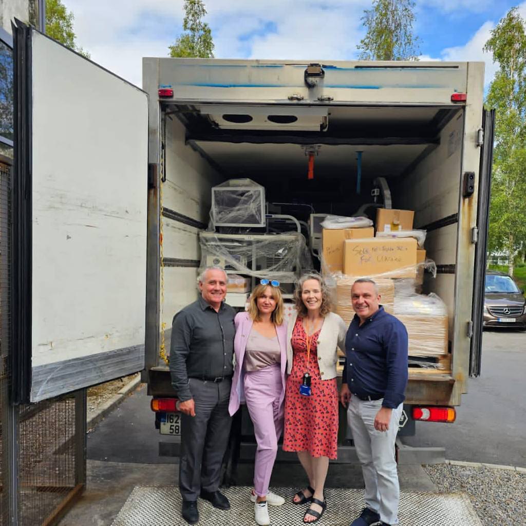 Завітали на склад HSE Ireland, загрузили гуманітарний медичний вантаж, який вже прямує до України.