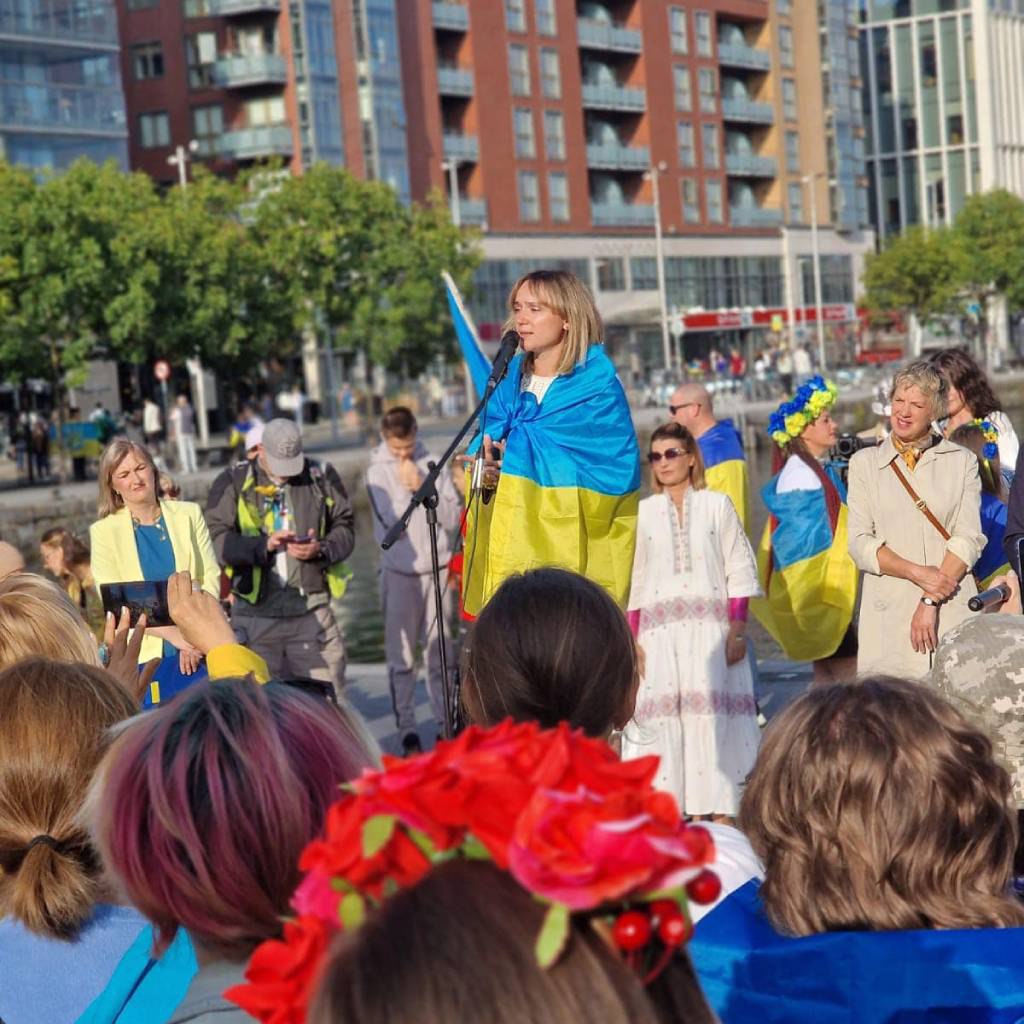 24.08.2023 р. Сотні людей зібралися на площі Grand Canal у Дубліні, щоб відсвяткувати День Незалежності України.
