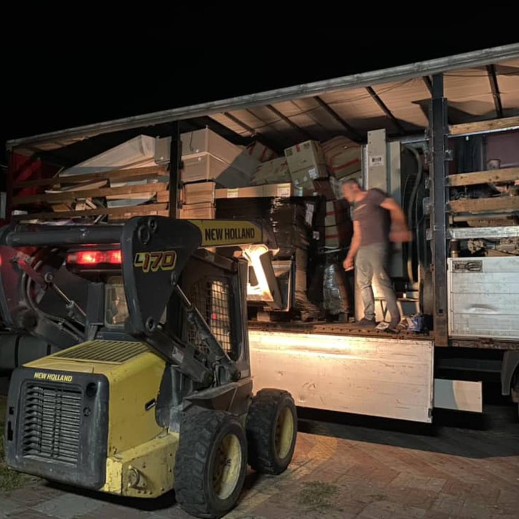 Наші волонтери, як завжди впорались на відмінно – дві з половиною години і фура вільна.