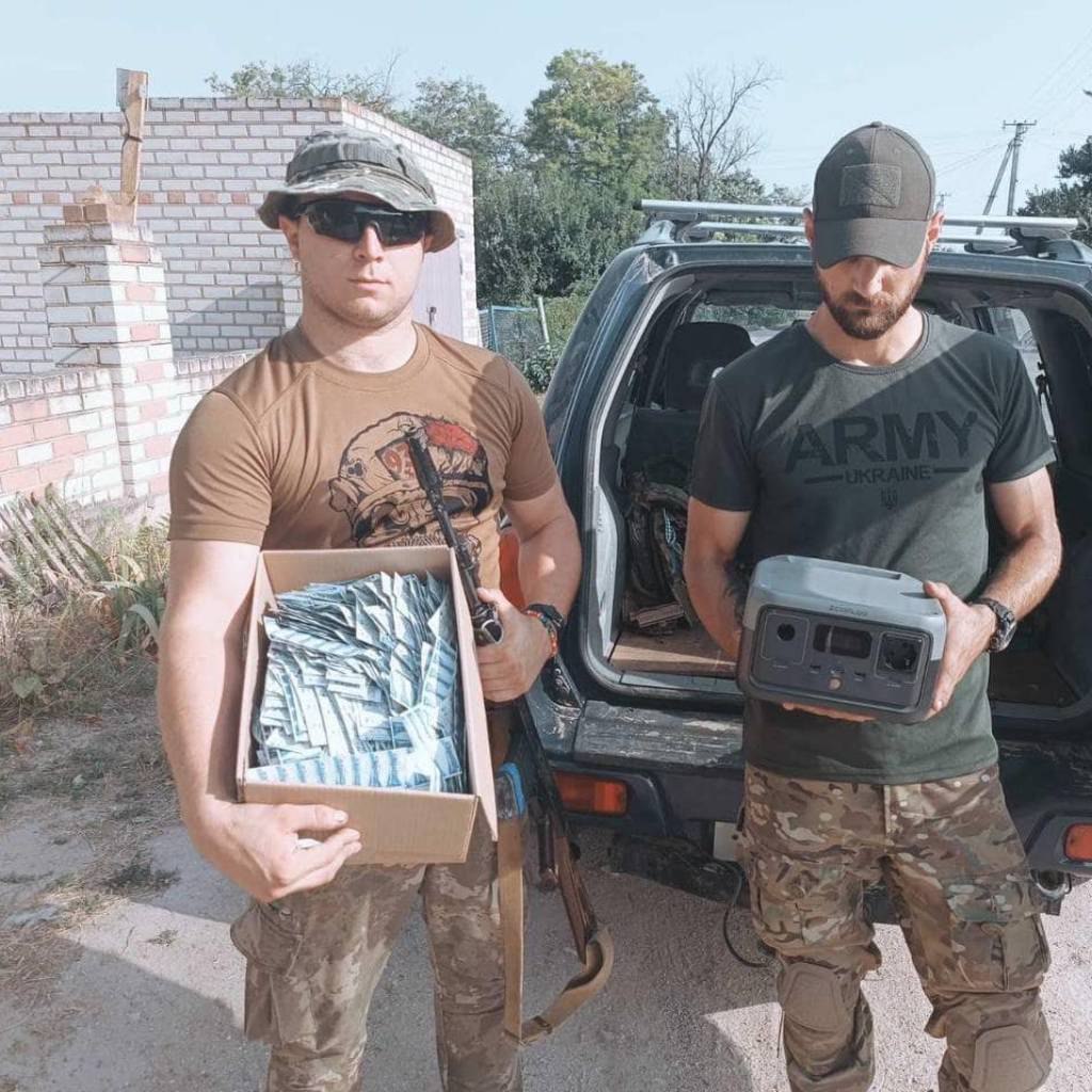 Медики на фронті мають багато різного обладнання та пристроїв, щоб  рятувати наших бійців, але його потрібно систематично заряджати.