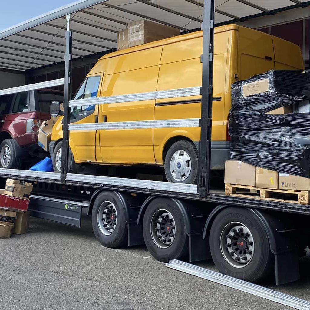 Привезли в Україну ще 3 автомобілі для потреб медиків на лінії зіткнення.