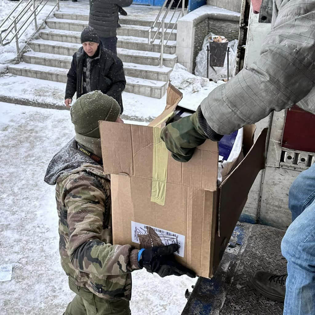 Разом з багі ми в фурі привезли в прифронтові лікарні багато корисних речей і матеріалів.