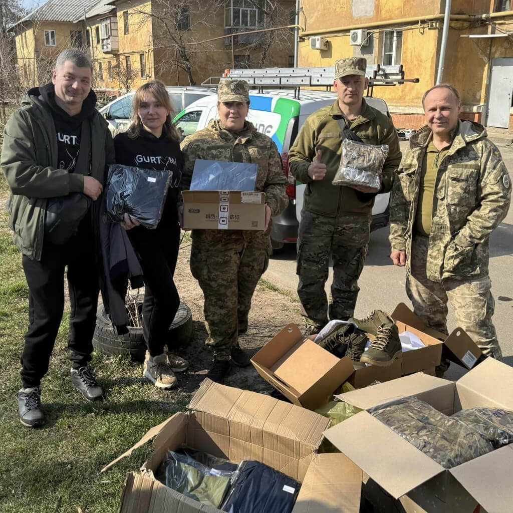 Tanya Antonova з помічниками Ukrainian Hub, Wicklow<br>зібрали кошти 3000,00 тис. $ для жінок захисниць, щоб зробити їм подарунки.