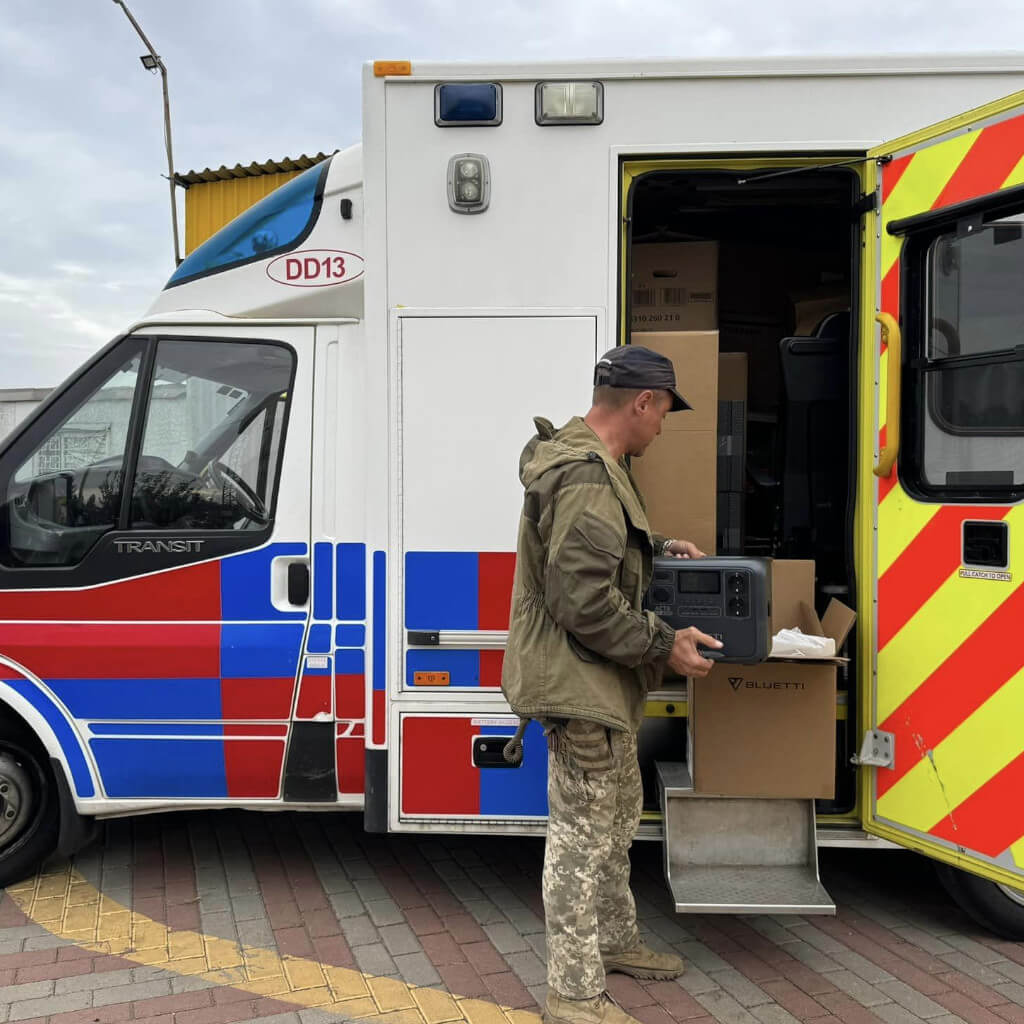 Передали разом з швидкою для потреб парамедиків на Харківський напрямок, м . Вовчанськ зарядну станцію Bluetti потужністю 1  кВт.