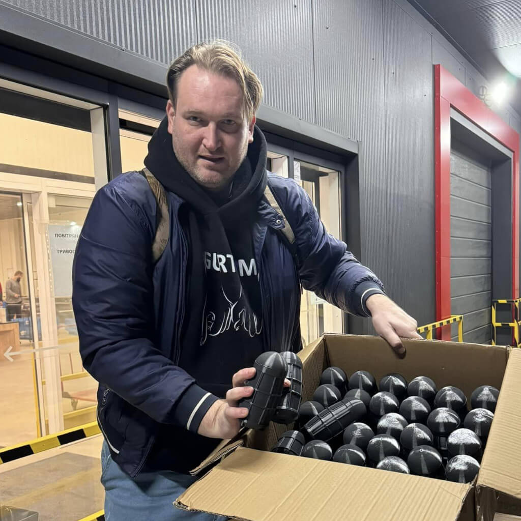 Бомбочки трьох видів, які потім хлопці наповнюють вибуховими зарядами під скиди для FPV дронів- готові.