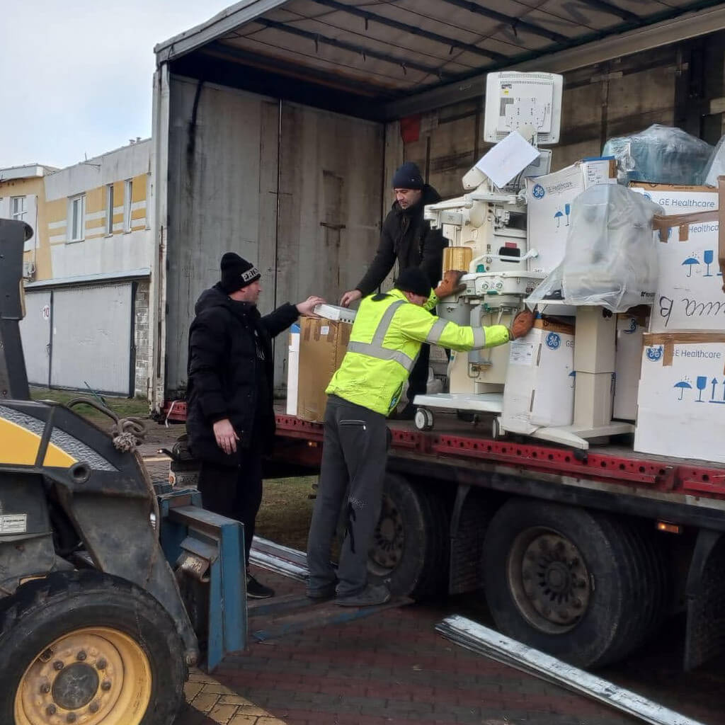 Прийняли на основному складі в м. Бровари 2 фури з гуманітарною допомогою, що прибула з Ірландії.