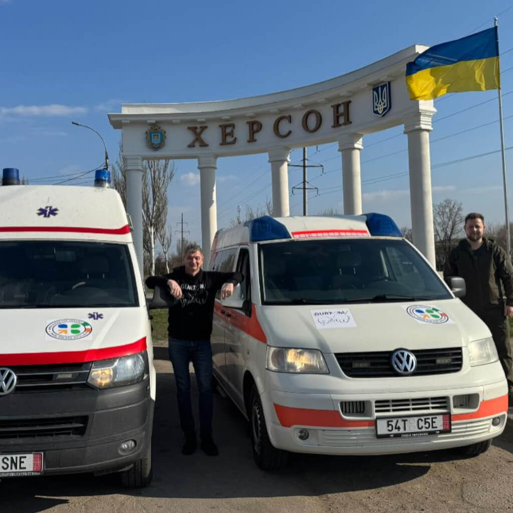 І знову в дорозі – 2 карети швидкої допомоги доставлені  волонтерами фонду на Херсонський напрямок та передані парамедикам для порятунку життя наших Захисників та ￼цивільного населення.