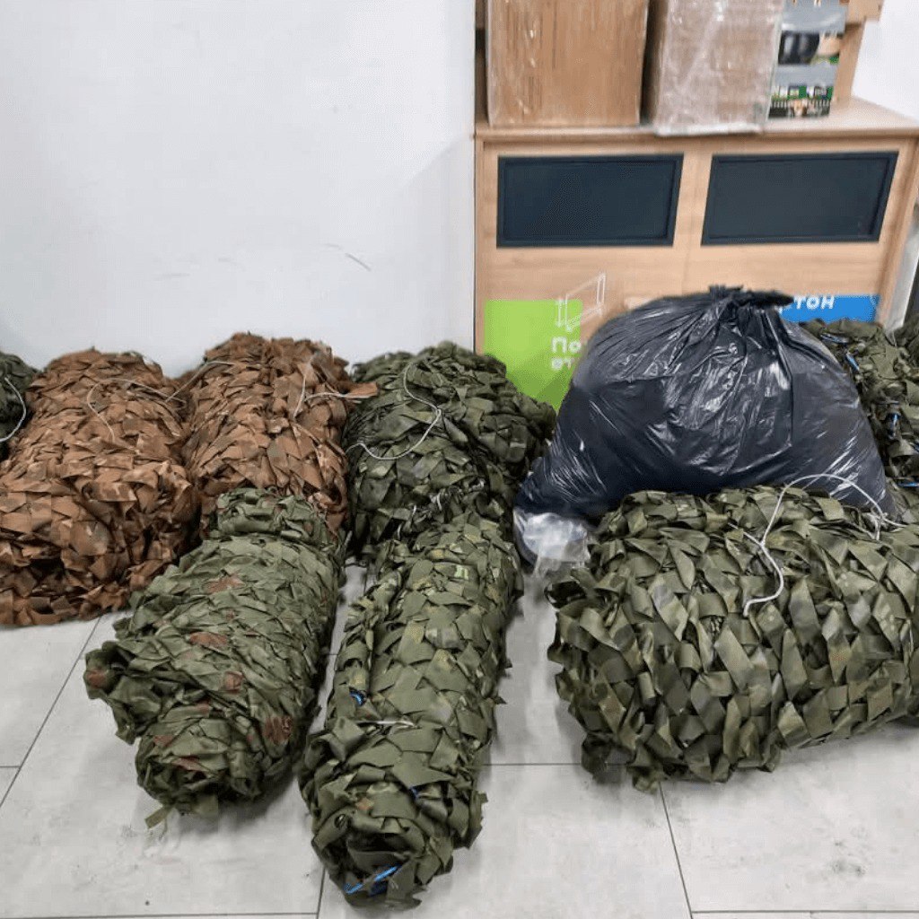 Передали для потреб захисників, що нині готуються до облаштування нових позицій маскувальні сітки.