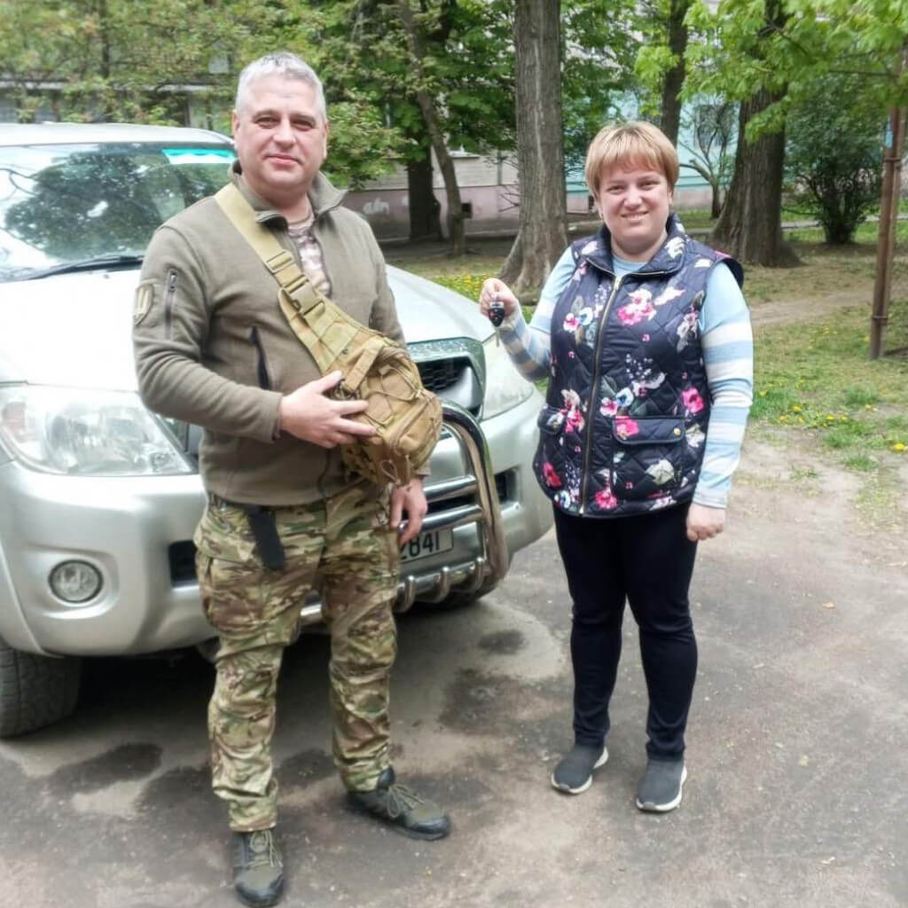 На північно-східний напрямок передали повнопривідний джип для парамедиків.