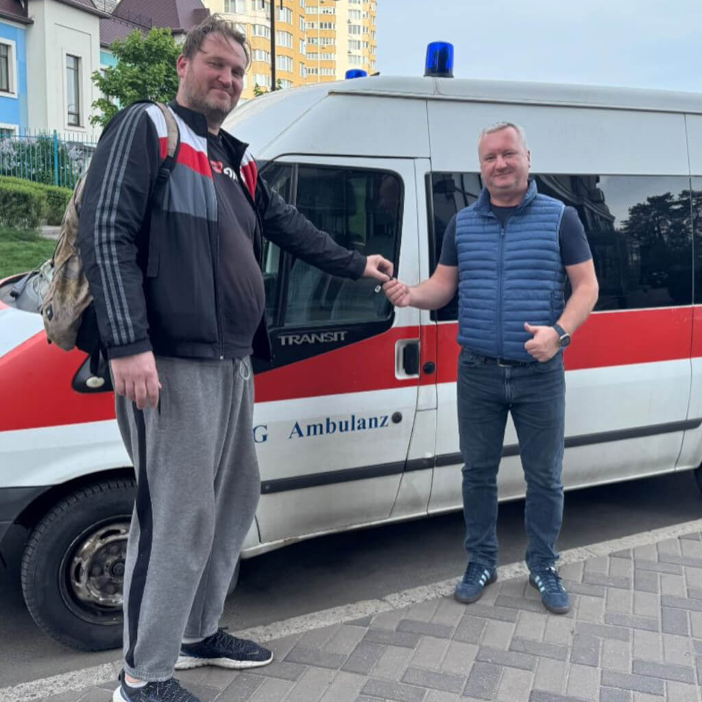 +1 ￼ Ще одна карета швидкої допомоги була доставлена в Україну та передана парамедикам, які забезпечують медичну евакуацію та рятують життя на Сумському напрямку.