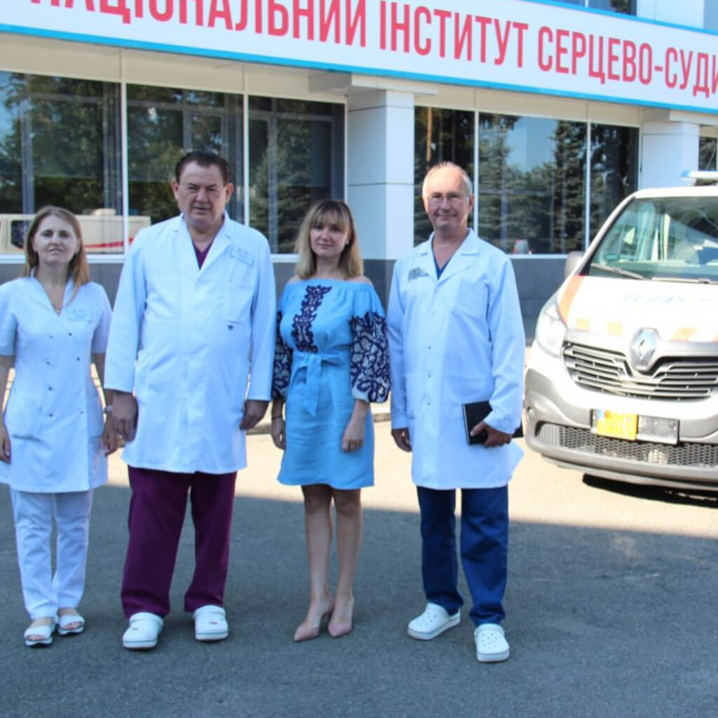 Ще одну карету швидкої допомоги разом з партнерами Національною академією медичних наук України доставили у фронтове місто Харків.