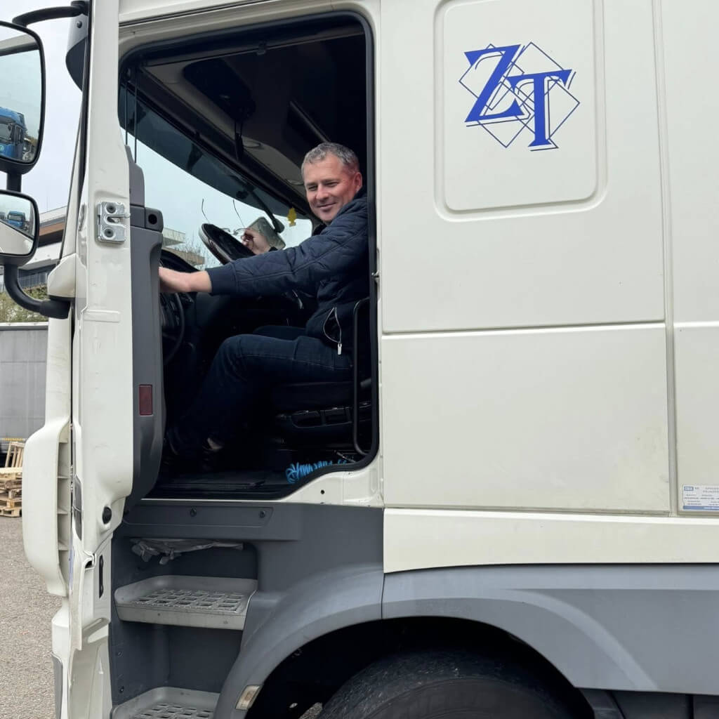 Сьогодні  з Днем народження вітаємо керівника проекту «4*4» – Олександра Левченко! Перший, хто стоїть на варті прийняти та доставити автомобілі до України.