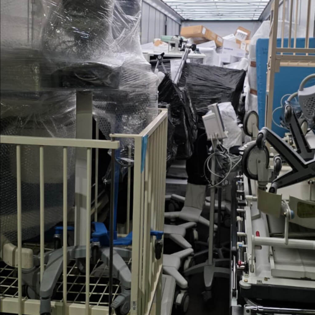 Прийняли фуру з медичним обладнанням з Ірландії на складі у Перемишлі.