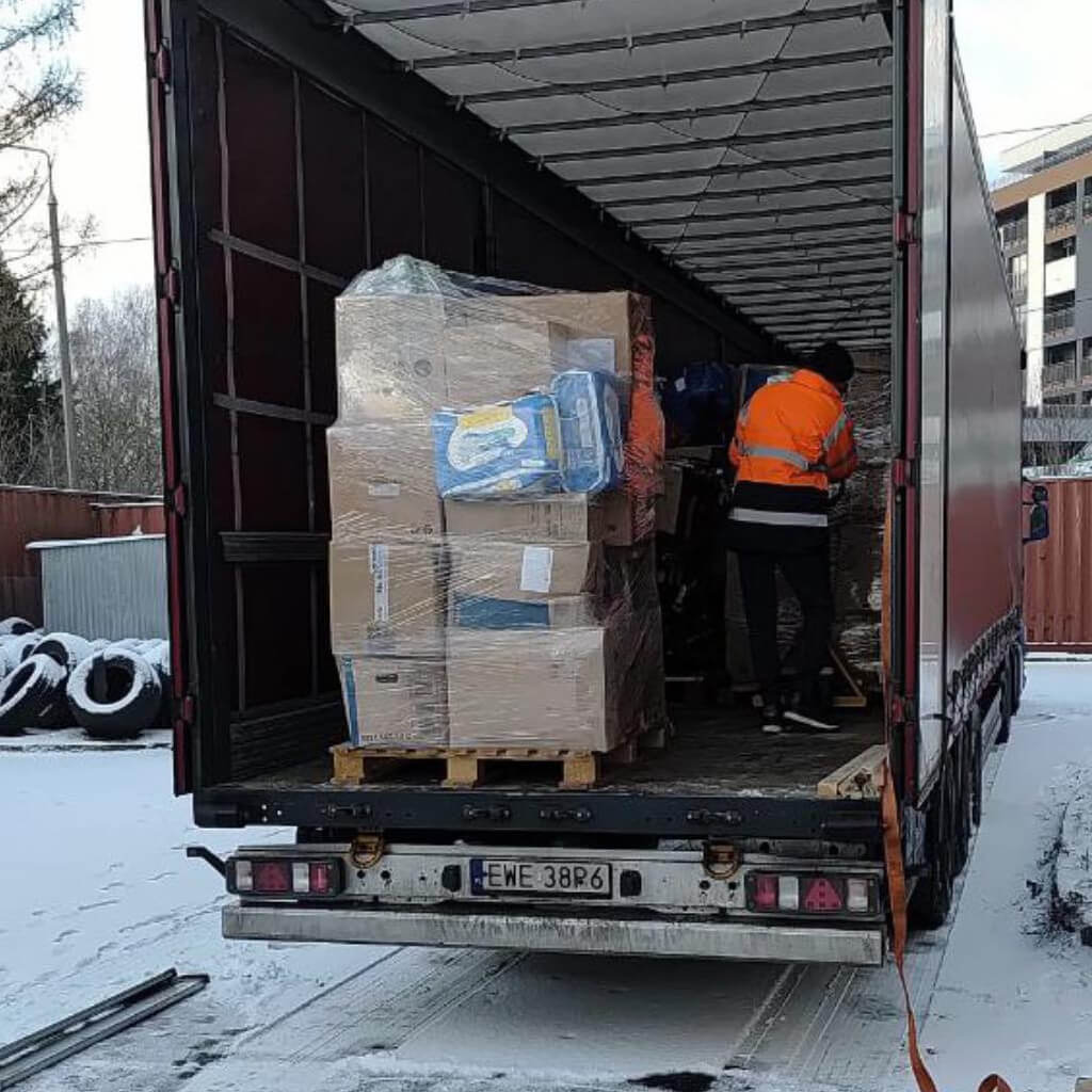 Фуру прийняли з  гуманітарною допомогою з Ірландії на складі у Перемишлі.