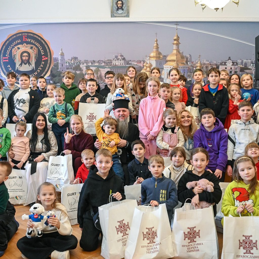 Перед початком Великого посту 21 лютого 2026 року за підтримки наших партнерів ￼ Association of Ukrainians in Republic of Ireland, які зібрали кошти в Ірландії, було організувано свято для дітей загиблих, діючих Захисників та вручено 120 подарунків.